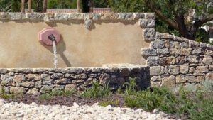 Fontaine en pierre naturelle pour jardin Julien Denans Arc en pierre