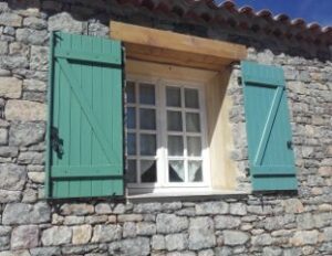 Mur en pierres et encadrement fenêtre