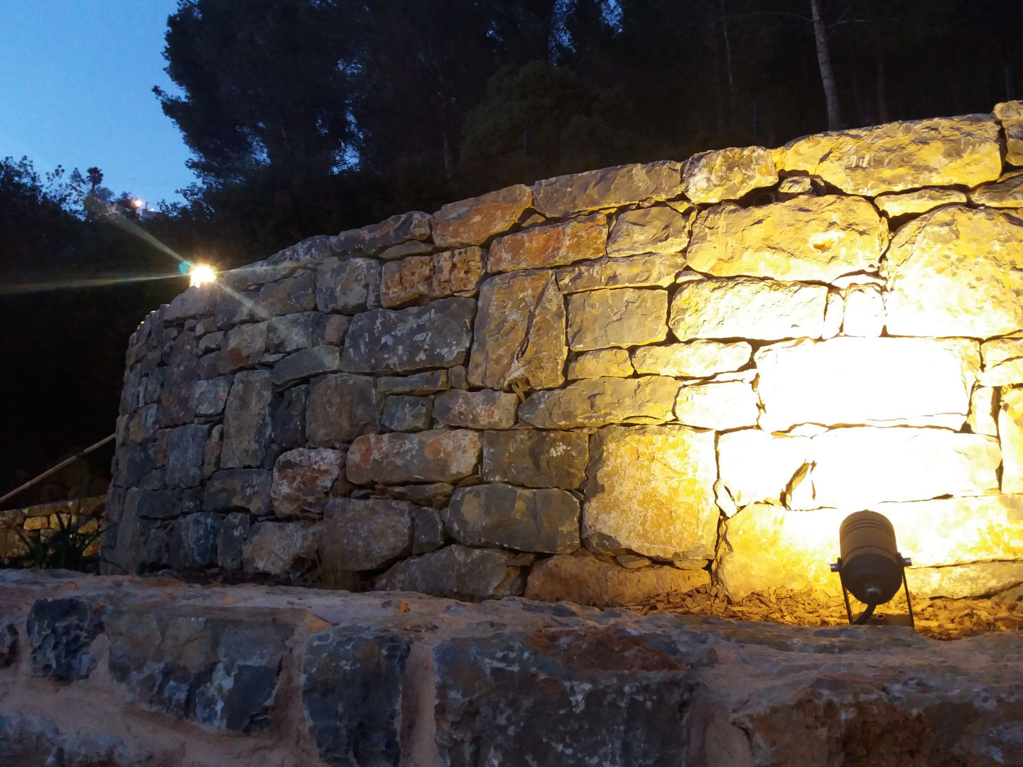 mur en pierre de nuit