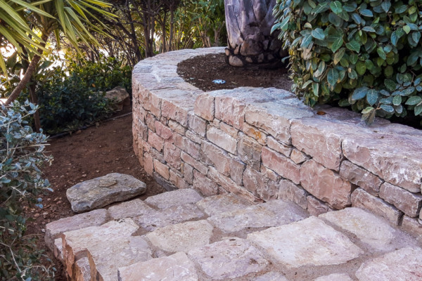 Jardinière et escalier en pierre d'Occitanie